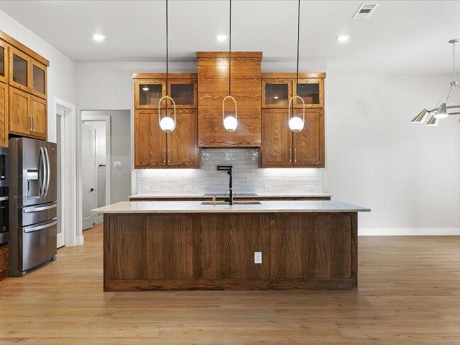 8101 Oak Hollow Dr in Arlington, TX - Building Photo - Building Photo