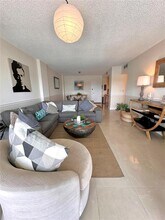 300 Bayview Dr, Unit 610 in Sunny Isles Beach, FL - Building Photo - Building Photo
