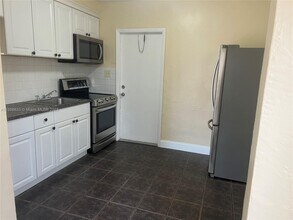 209 NW 10th St-Unit -1 in Hallandale Beach, FL - Foto de edificio - Building Photo