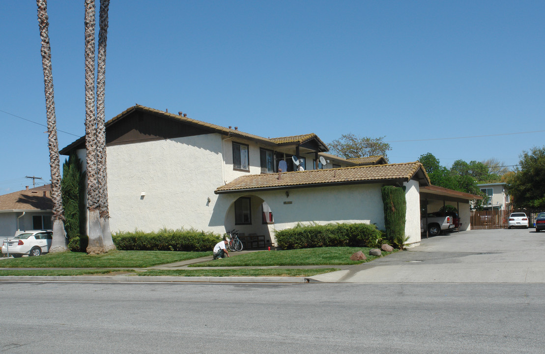 7240 Hanna St in Gilroy, CA - Building Photo