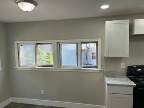 13 Layton St in Lyons, NY - Building Photo - Building Photo