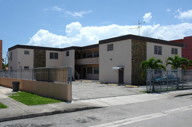 2424 SW 9th St in Miami, FL - Building Photo - Building Photo