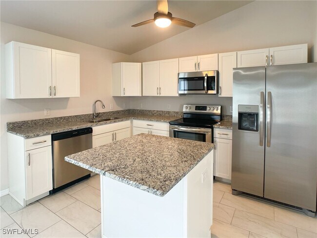 1447 NW 1st St in Cape Coral, FL - Foto de edificio - Building Photo