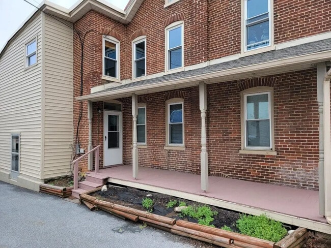 317 W Main St in New Holland, PA - Building Photo - Building Photo