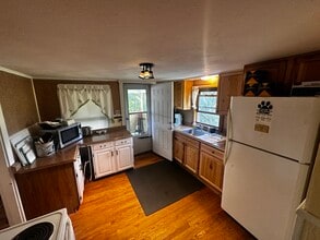 16 Cove Ct, Unit B in Rochester, NH - Foto de edificio - Building Photo