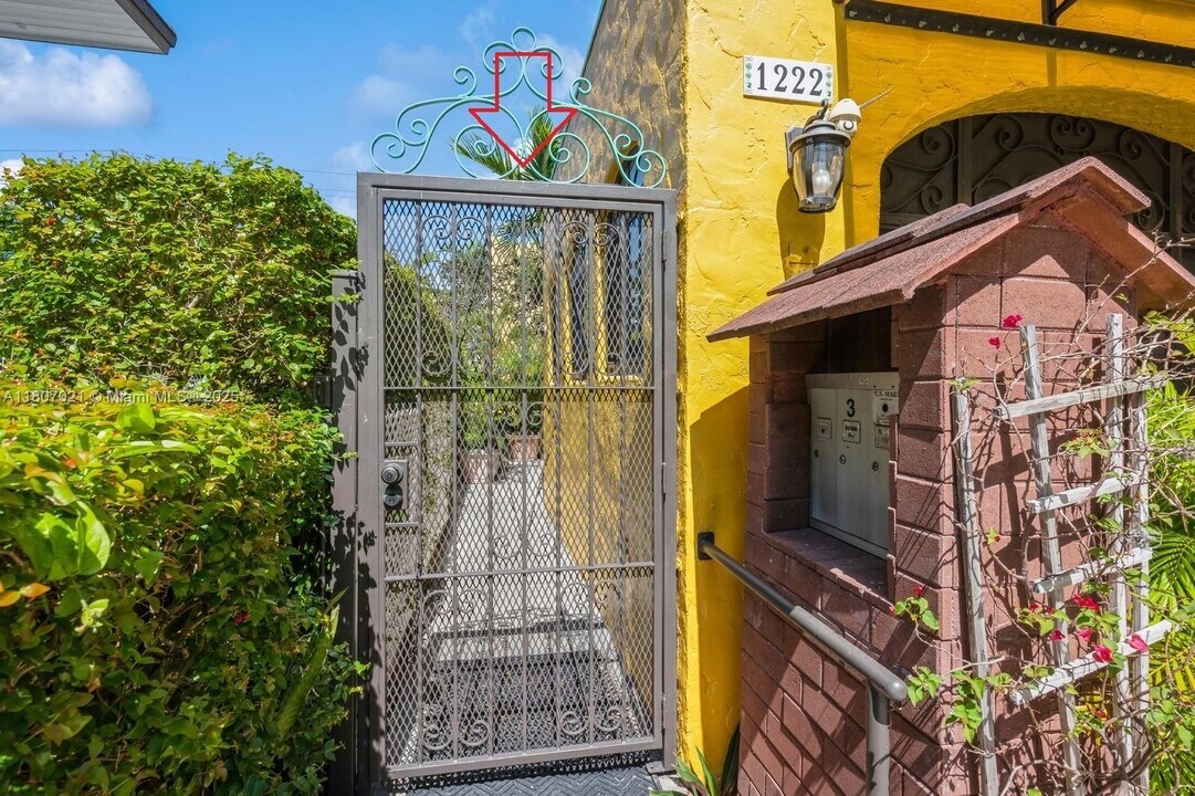 1222 Salzedo St in Coral Gables, FL - Building Photo