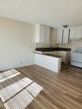 Romaine Street Apartments in Los Angeles, CA - Foto de edificio - Building Photo
