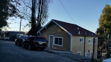 2615 Wallace St in Oakland, CA - Building Photo - Building Photo