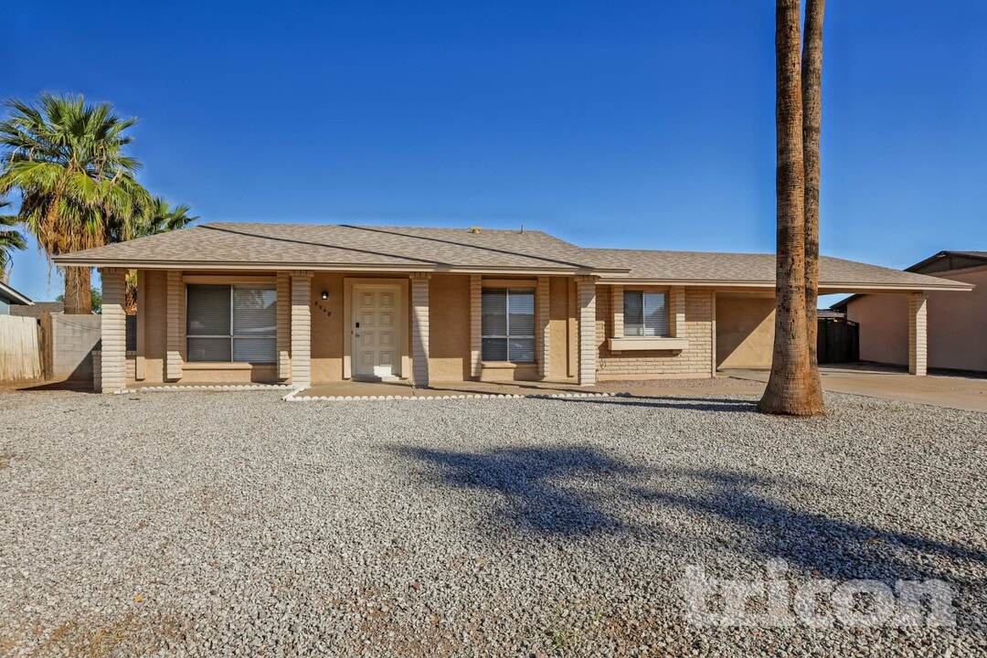 8948 W Heatherbrae Dr in Phoenix, AZ - Foto de edificio