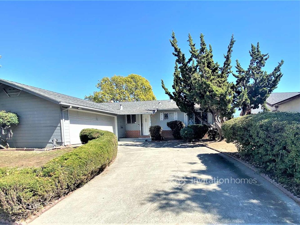 207 Bergwall Way in Vallejo, CA - Building Photo