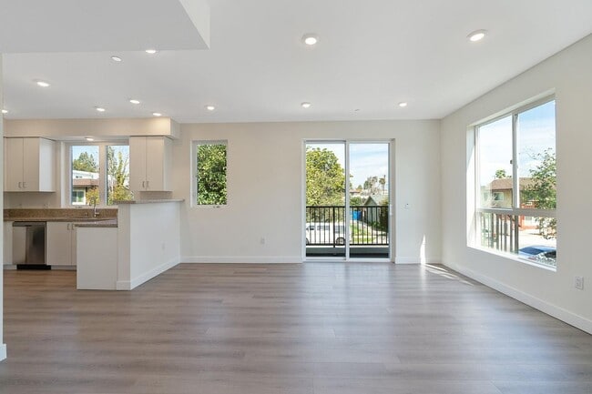 14228 Delano St in Van Nuys, CA - Building Photo - Building Photo
