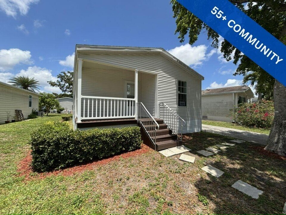 6305 Colonial Dr in Margate, FL - Building Photo