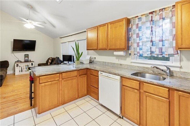 393 Aquidneck Ave in Middletown, RI - Building Photo - Building Photo