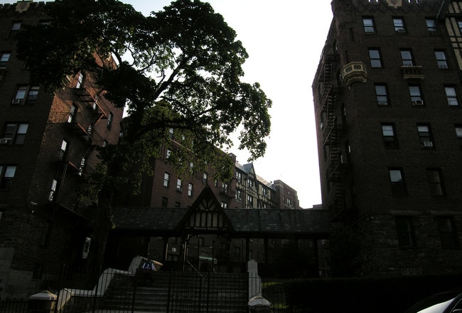 Riverview Gardens in Yonkers, NY - Foto de edificio - Building Photo