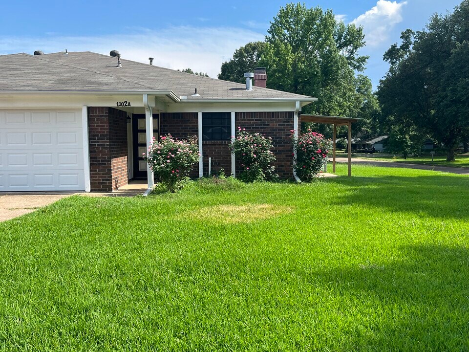 1102 E 23rd St, Unit 1102 A in Texarkana, AR - Building Photo