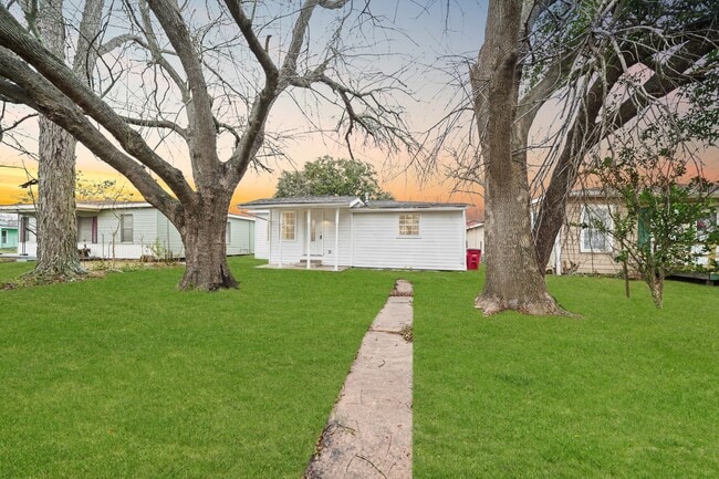 1326 W 6th St in Freeport, TX - Building Photo - Building Photo