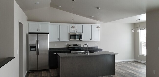 401 Roark Way in Amherst, WI - Building Photo - Building Photo