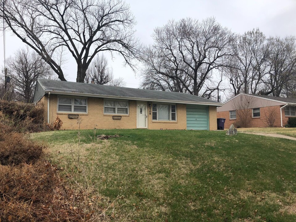 1709 Ranser Rd in Manhattan, KS - Foto de edificio