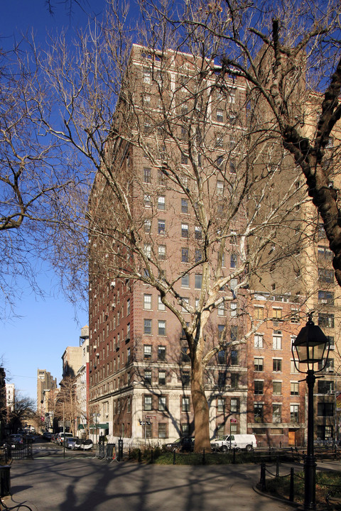 32 Washington Sq W in New York, NY - Foto de edificio