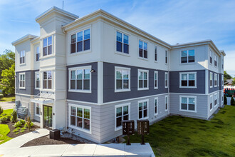 25 Circle St in Rumford, RI - Foto de edificio - Building Photo