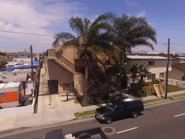 4335 W Rosecrans Ave in Hawthorne, CA - Building Photo - Building Photo