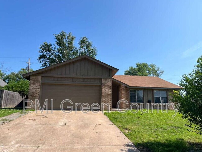 property at 800 W Vicksburg St