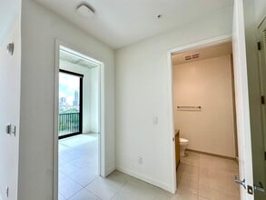 120 NW 31st St, Unit A10 in Miami, FL - Foto de edificio - Building Photo