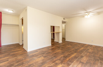 Greenbrier Apartments in Anniston, AL - Building Photo - Interior Photo