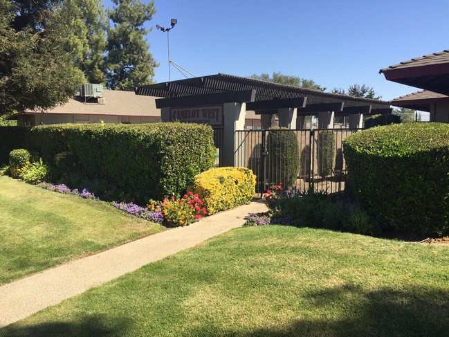 Camelot West in Fresno, CA - Foto de edificio - Building Photo