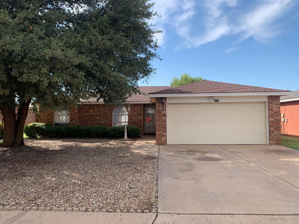 6104 9th St in Lubbock, TX - Building Photo