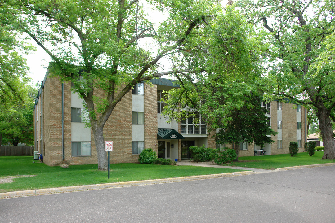 Groves Apartments in Brooklyn Park, MN - Building Photo