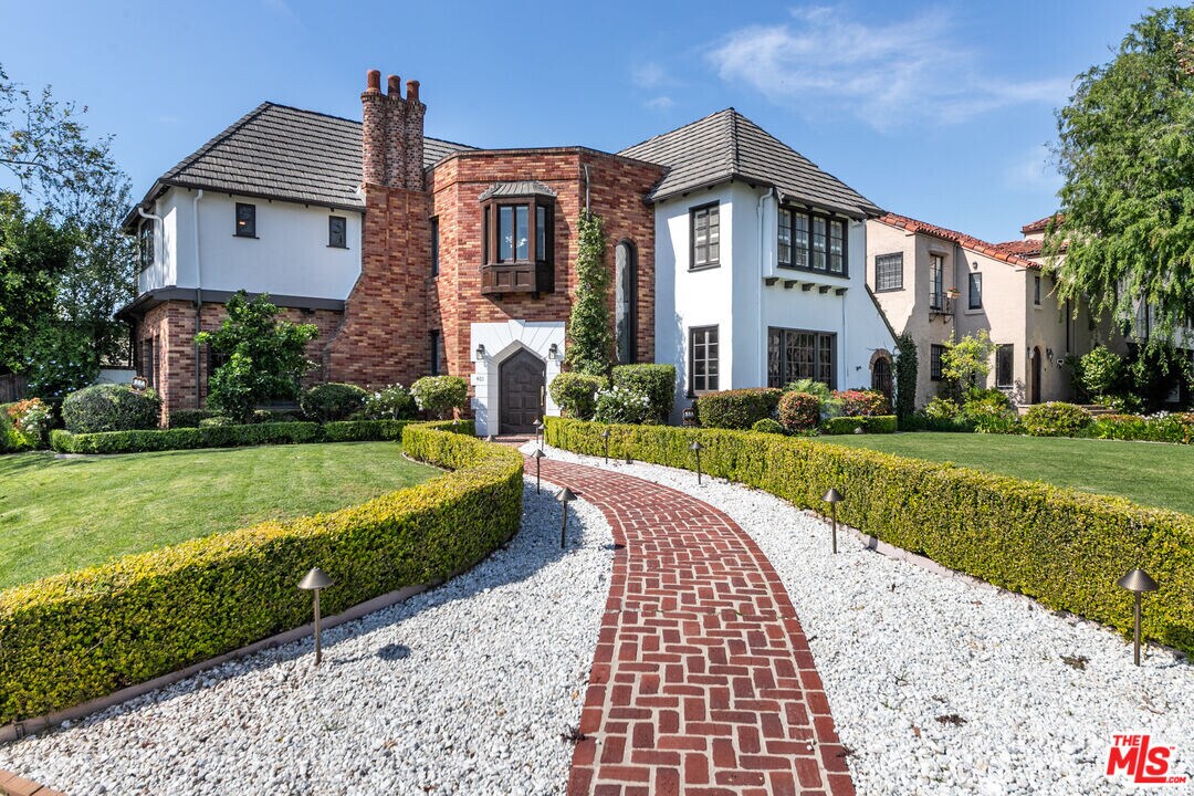 401 N McCadden Pl in Los Angeles, CA - Building Photo