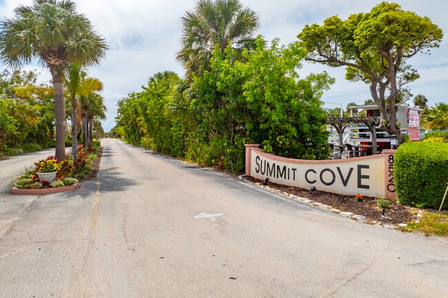 Summit Cove Condominiums in Sebastian, FL - Building Photo - Building Photo