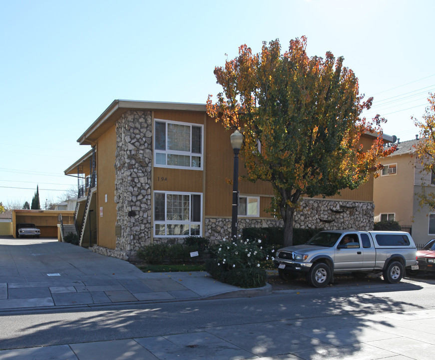 194 W Elmwood Ave in Burbank, CA - Building Photo