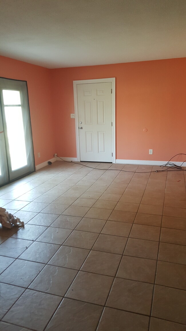 2100 W Beach Dr, Unit F102 in Panama City, FL - Building Photo - Building Photo