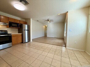 15306 Kamary Ln in San Antonio, TX - Foto de edificio - Building Photo