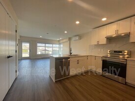 2411-2411 Apollo Rd in West Kelowna, BC - Building Photo