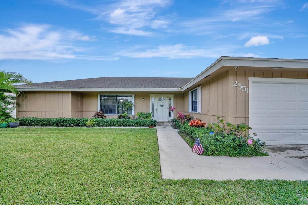 2551 Westchester Dr N in Riviera Beach, FL - Building Photo