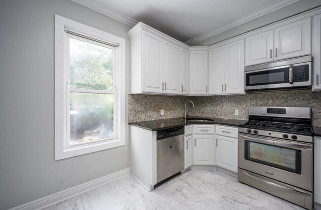 136 Ege Ave in Jersey City, NJ - Building Photo - Building Photo