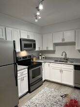 Sterling Glenwood Apartments in Raleigh, NC - Building Photo - Building Photo