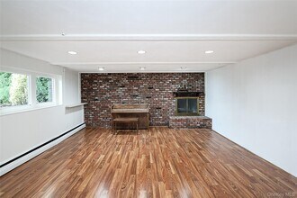 14 Glenn Dr in Woodbury, NY - Foto de edificio - Building Photo