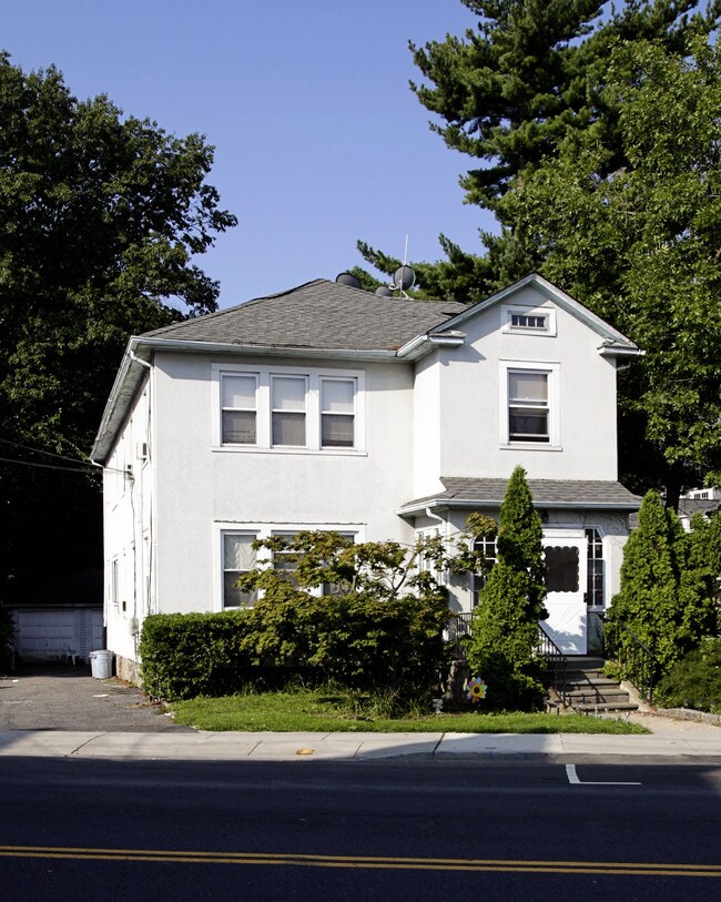 352 Mount Pleasant Ave in Mamaroneck, NY - Foto de edificio - Building Photo