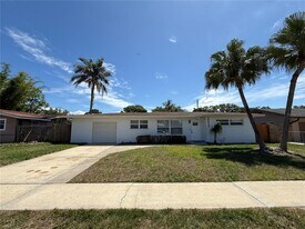 15573 Bedford Cir E in Clearwater, FL - Building Photo