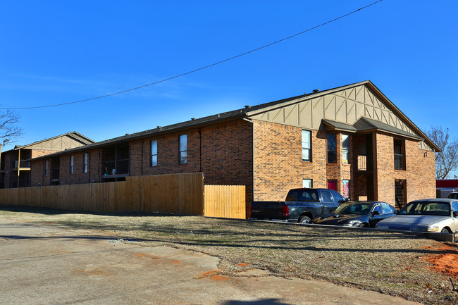 Wes-Chase Apartments in Oklahoma City, OK - Foto de edificio - Building Photo