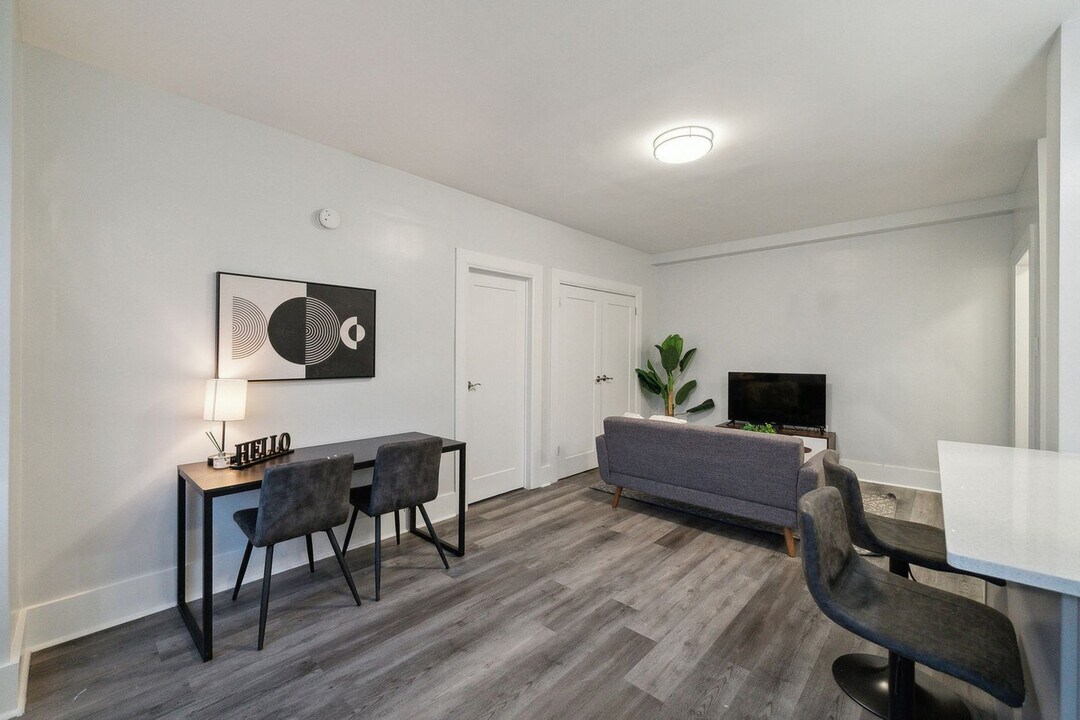 4247 Locust St in Philadelphia, PA - Building Photo