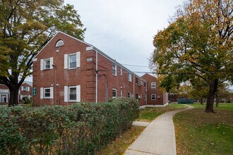 Glen Oaks Village II in Glen Oaks, NY - Building Photo - Building Photo