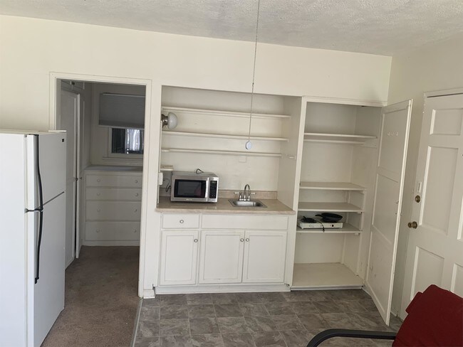 944 Tiverton Ave-Unit -2 in Los Angeles, CA - Building Photo - Building Photo