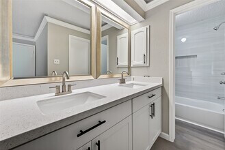 4002 Cedar Ridge Ct in Houston, TX - Foto de edificio - Building Photo