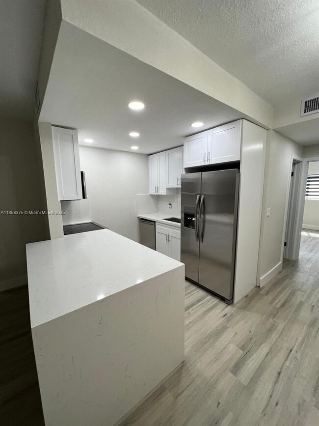 2665 Middle River Dr in Fort Lauderdale, FL - Foto de edificio - Building Photo