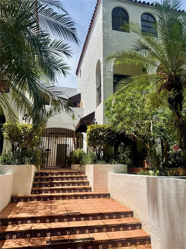 437 Santander Ave in Coral Gables, FL - Building Photo - Building Photo